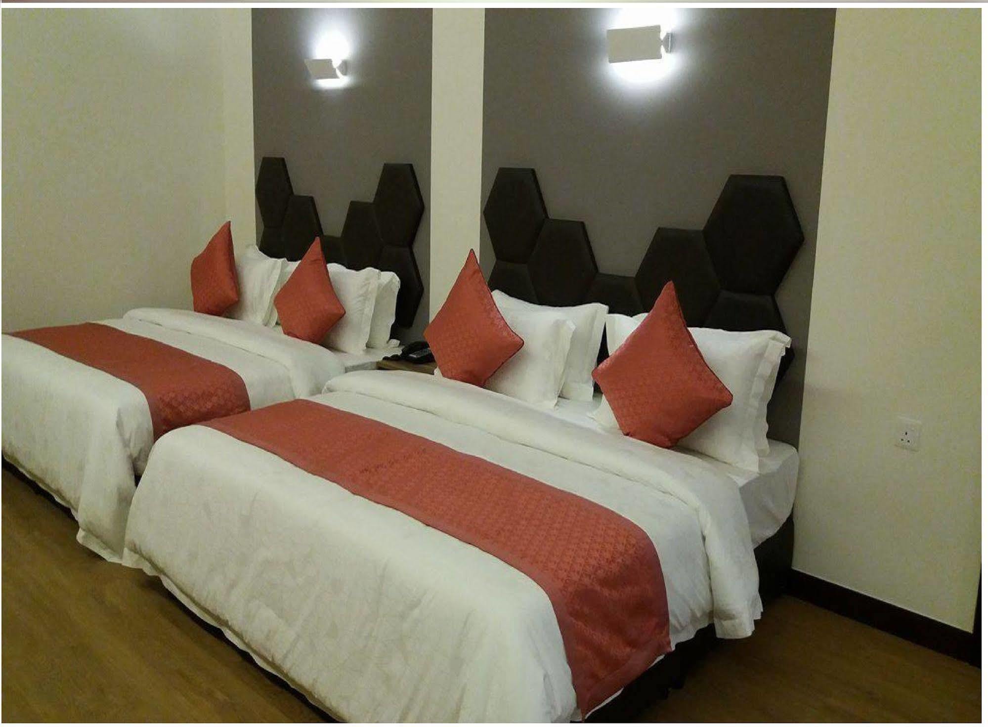 Memoire Hornbill Hotel Kuching Ngoại thất bức ảnh